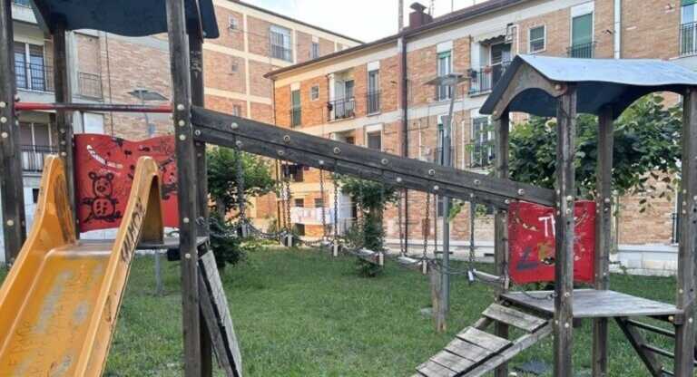 Matera, degrado al parco giochi del Rione Bottiglione. Genitori: «Più sicurezza per i nostri figli»