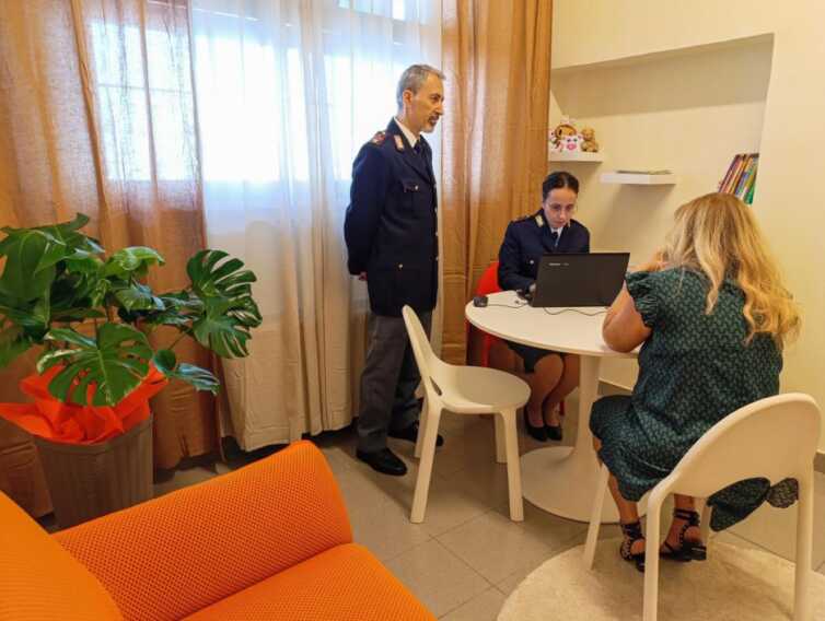 Matera, in questura una “stanza tutta per sé” per accogliere donne e minori vittime di violenza