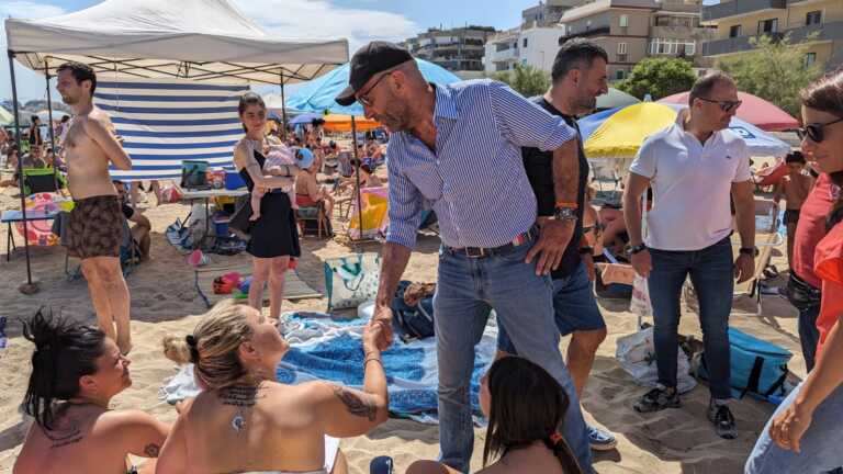 Galleria foto 'Bari al ballottaggio, i candidati in spiaggia. Leccese: «Continuità con Decaro». Romito: «Noi l’alternativa»' - foto 6