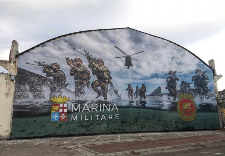 Brindisi, murales di guerra per la Marina Militare. La rabbia del M5S: «Vanno rimossi»