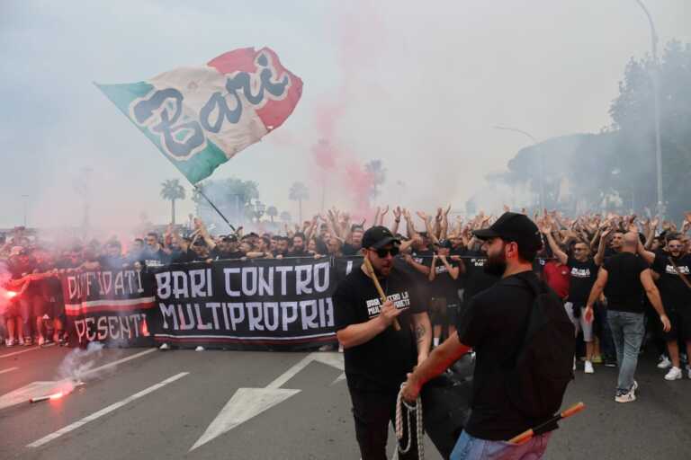 Bari, «No alla multiproprietà». Dal “San Nicola” la protesta dei tifosi si sposta nelle strade – VIDEO