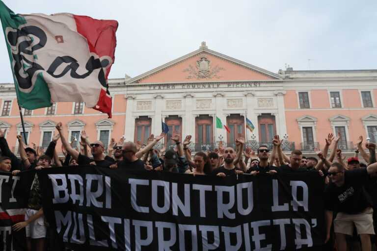 Bari, in migliaia al corteo degli ultras contro la multiproprietà: contestata la famiglia De Laurentiis – FOTO