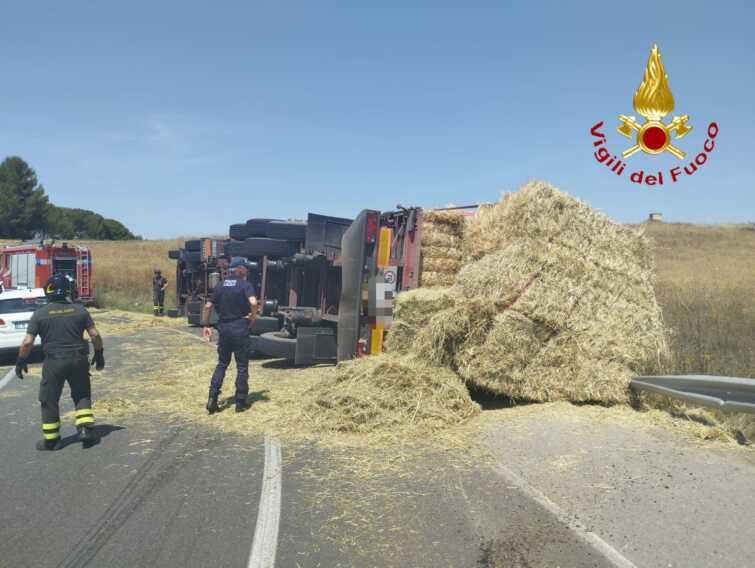 Matera, autoarticolato si ribalta sulla Strada Statale 7: ferito il conducente in cura all’ospedale Madonna delle Grazie