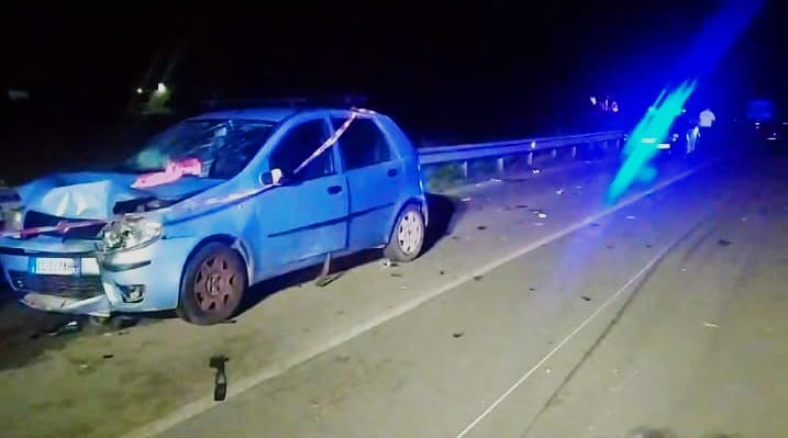 Salento, scontro tra due auto: quattro feriti, una donna in fin di vita Salento, scontro tra due auto: quattro feriti, una donna in fin di vita