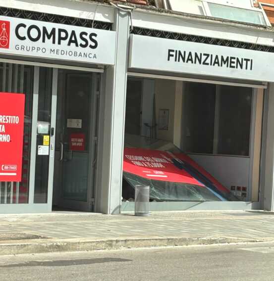 Galleria foto 'Bari, assalto a due sedi Compass: distrutte le vetrine della finanziaria' - foto 1