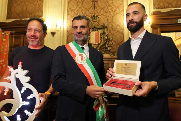 Bari, a Valerio Di Cesare le chiavi della città: «Affetto e gratitudine per l’eterno capitano» – VIDEO
