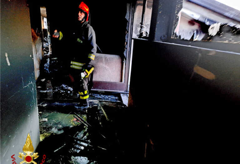 Galleria foto 'A fuoco l’ultimo piano di un edificio ad Altamura: panico tra i residenti' - foto 2