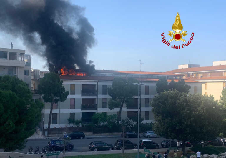 A fuoco l’ultimo piano di un edificio ad Altamura: panico tra i residenti