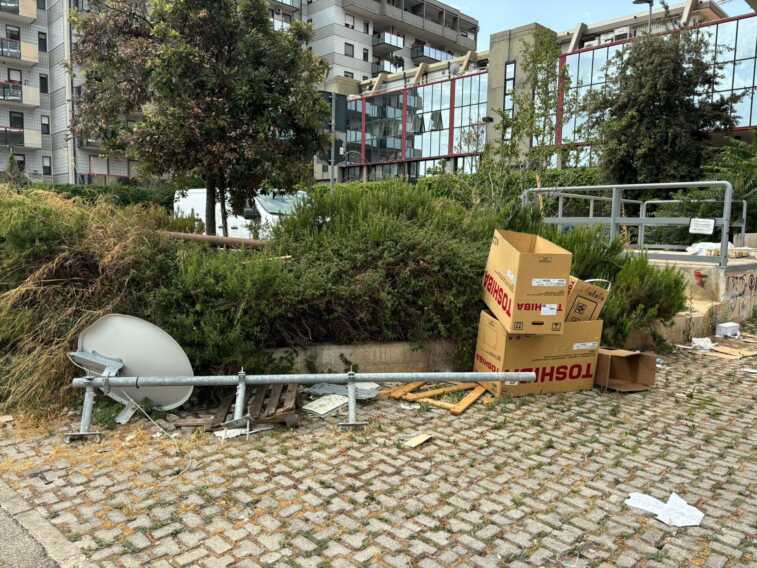 Galleria foto 'Bari: poltrone, antenne e cumuli di rifiuti al quartiere San Pasquale. Cresce il degrado' - foto 1