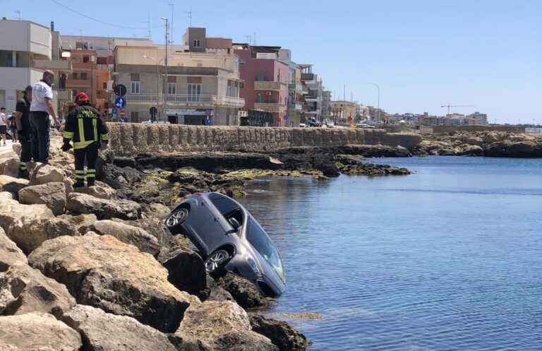 Gallipoli, auto “scavalca” il marciapiede e resta in bilico sui frangiflutti: lievi ferite per il conducente