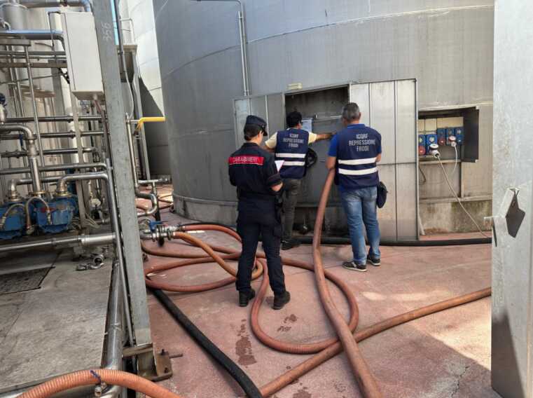 Galleria foto 'Cerignola, acque denaturate nei silos di un’azienda vinicola: sequestrati oltre 500 mila litri' - foto 1