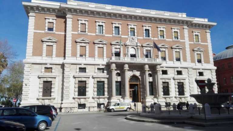 L’economia rallenta in Puglia: frenano gli investimenti, bene il turismo. Cala il reddito delle famiglie
