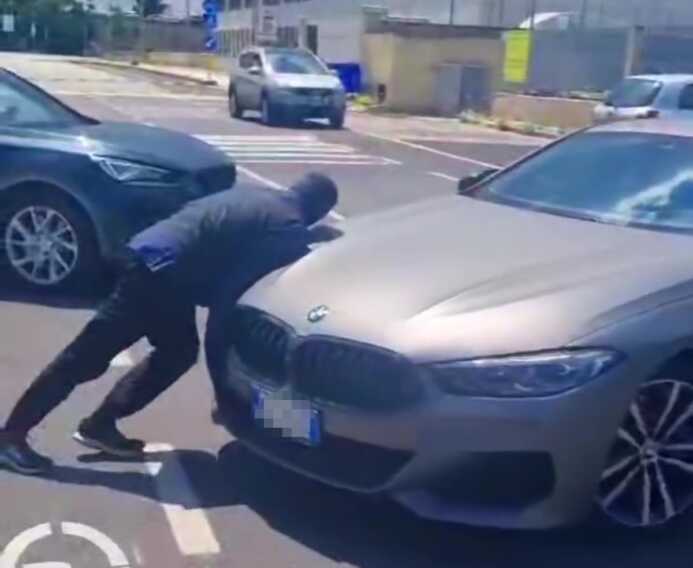 Furto d’auto “a spinta” in pieno giorno nella zona industriale di Modugno – VIDEO
