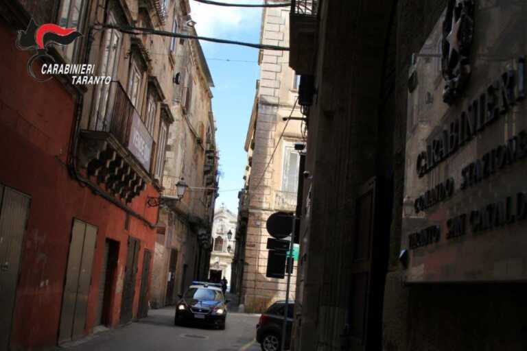Taranto, rubano in un negozio di souvenir del centro storico: denunciati due crocieristi inglesi