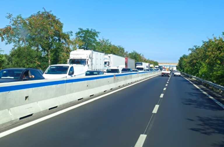 Auto in fiamme tra Mola di Bari e Cozze: traffico in tilt sulla strada statale 16 in direzione sud