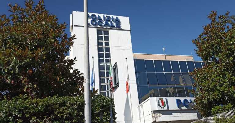 Galleria foto 'Bari, aggredisce due agenti della polizia locale intervenuti per sedare una rissa: arrestato 40enne' - foto 1