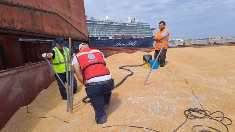 Nave fantasma nel porto di Bari, Lollobrigida: «Se il grano è in regola verrà scaricato»