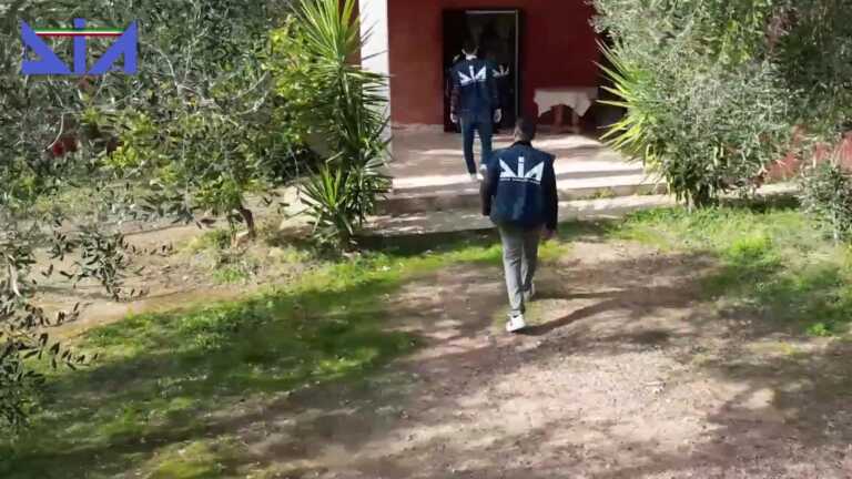 La Puglia dei clan tra minorenni armati e fiumi di denaro sporco: gli affari della mafia