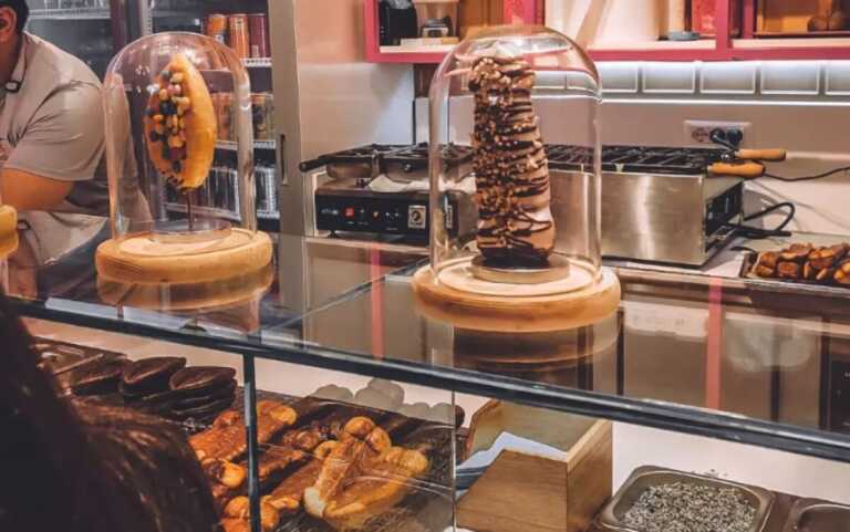 Bari, dopo due anni chiude la pasticceria sexy “Dick Factory”: arriva “La mortadelleria”