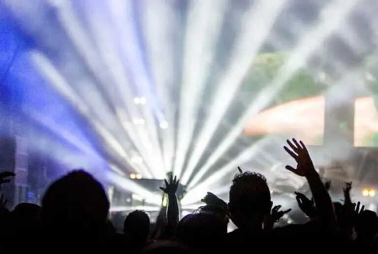 Gallipoli, rissa per uno sguardo di troppo fuori da una discoteca: un ferito a coltellate, 5 denunce
