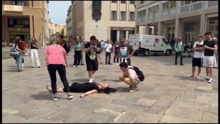 Lecce, ragazza si finge morta in piazza Sant’Oronzo ma è una performance – VIDEO