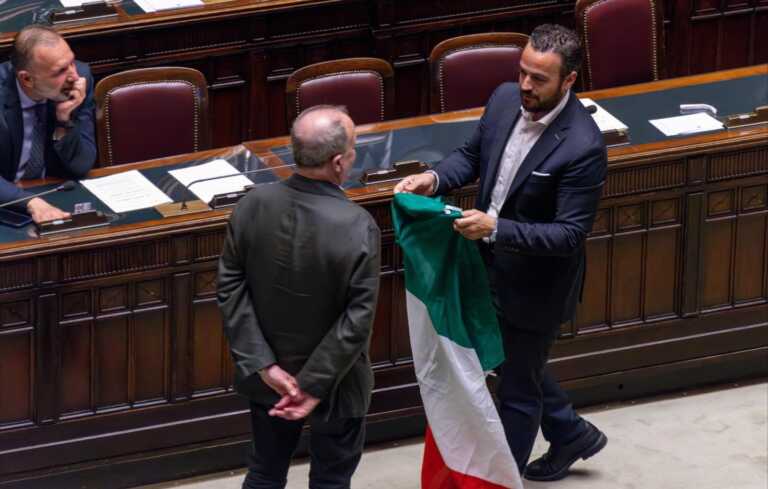 Rissa alla Camera, Donno non ci sta e risponde sui social: «Sullo stesso piano di chi mi ha aggredito»