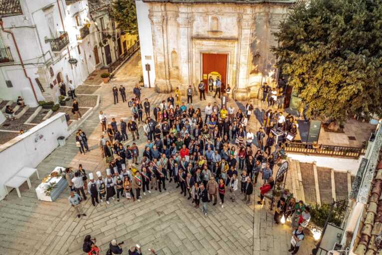 L’estate a Monte Sant’Angelo tra musica e teatro: Frassica, Pistoletto, Mecna e Silvestri animano le piazze