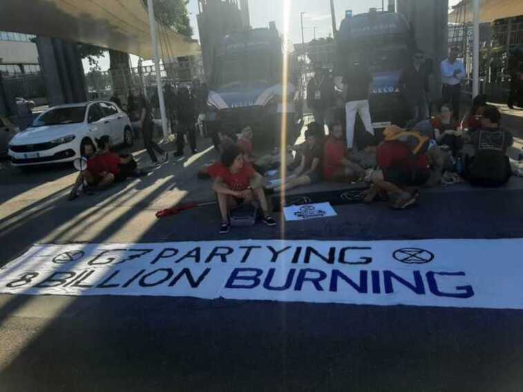 G7, proteste anche a Bari: manifestanti di Extinction Rebellion occupano l’ingresso del media centre