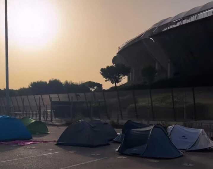 Vasco Rossi a Bari, spuntano i primi fan al San Nicola: in tenda 4 giorni prima del concerto