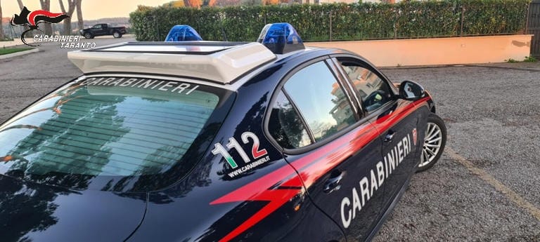 Taranto, puntò la pistola alla testa del cassiere di un market e scappò con l’incasso: arrestato 24enne