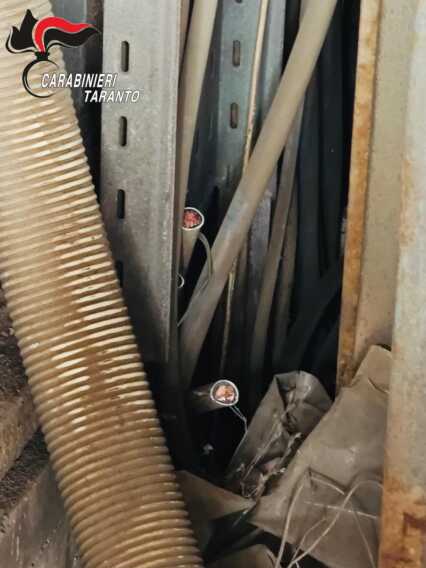 Galleria foto 'Rubano cinque quintali di cavi in rame nella zona industriale di Taranto: cinque arresti' - foto 1
