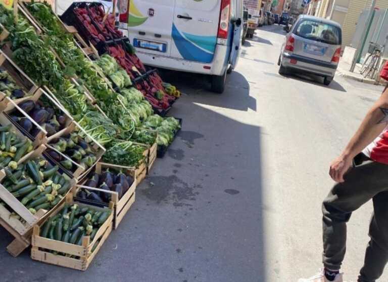 Bitonto, frutta e verdura vendute per strada: il commercio abusivo mette a rischio la sicurezza alimentare