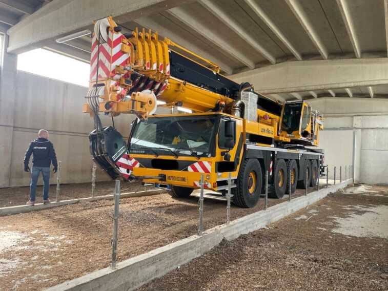 Rubano una gru da un cantiere sulla provinciale 231: il mezzo ritrovato a Minervino