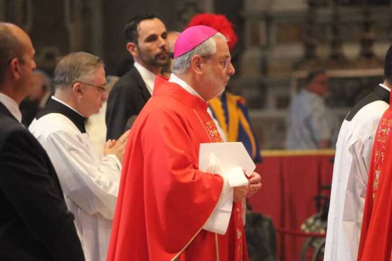 Prima in Vaticano poi in Cattedrale a Foggia, il pallio arcivescovile a monsignor Ferretti