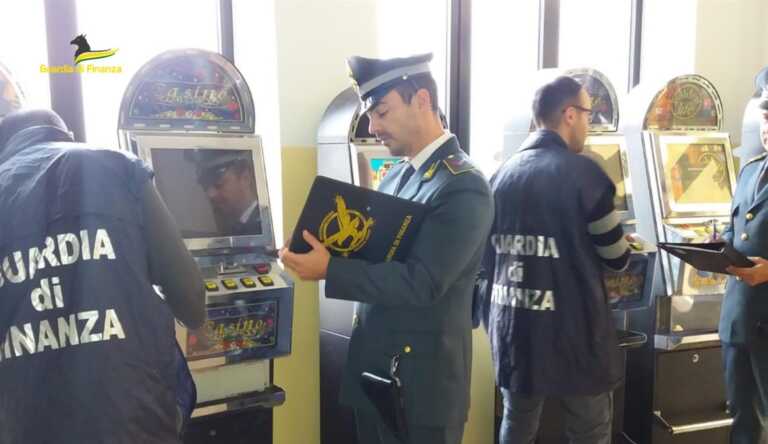 Slot machine “truccate” per non pagare le tasse: scoperta evasione da 14 mln nel Foggiano