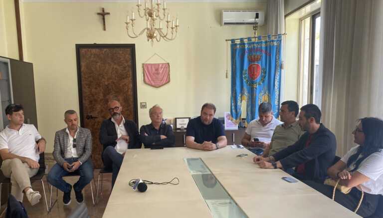 Brindisi, l’opposizione attacca il sindaco e gli assessori: «Dimissioni subito o Giunta tecnica»