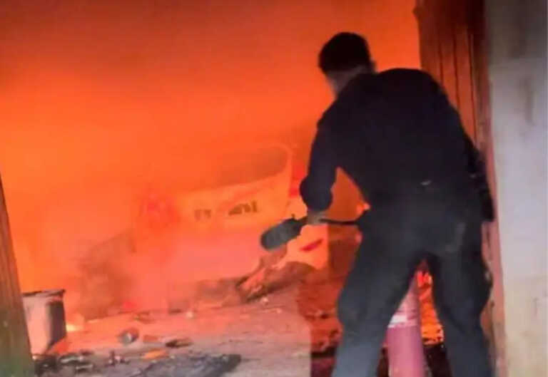 Brindisi, incendio in casa durante la cena del G7 al Castello: in salvo un’anziana e 7 cani