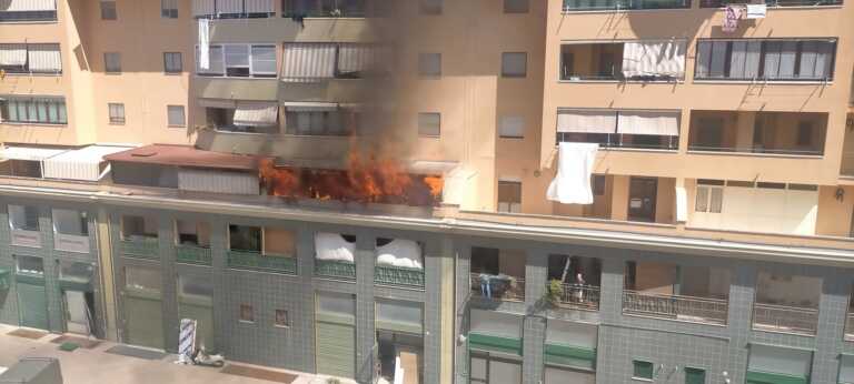 Barletta, fiamme in un appartamento in via delle Querce: intossicato un vigile del fuoco – VIDEO