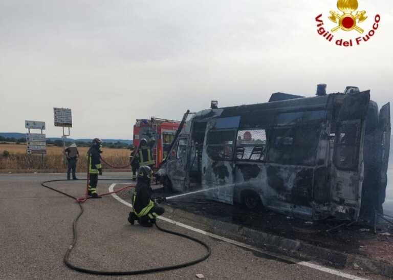 Paura sulla Ss 379: in fiamme un furgoncino della polizia diretto a Brindisi per il G7
