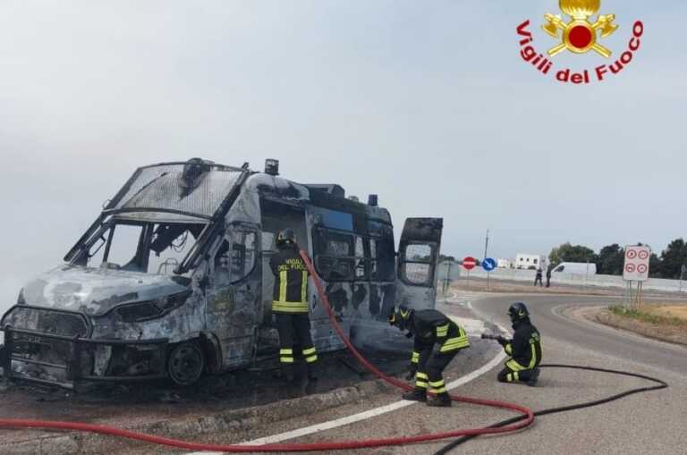 Galleria foto 'Paura sulla Ss 379: in fiamme un furgoncino della polizia diretto a Brindisi per il G7' - foto 1