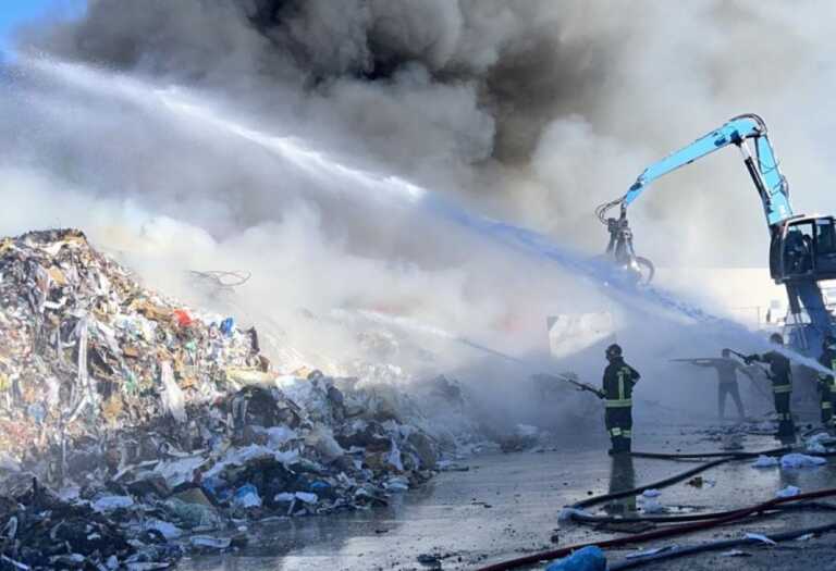 Modugno, domato l’incendio alla Recuperi pugliesi: «In fiamme carta, legno e tessuti»