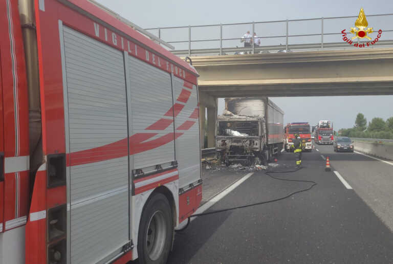 Galleria foto 'Tir in fiamme sull’A14 tra Molfetta e Bitonto: chiuso il tratto di autostrada. Intervengono i vigili del fuoco' - foto 2