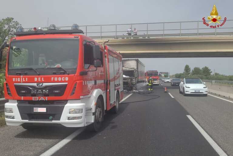 Tir in fiamme sull’A14 tra Molfetta e Bitonto: chiuso il tratto di autostrada. Intervengono i vigili del fuoco