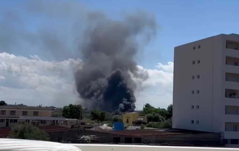 Bari, incendio in via San Giorgio: alta colonna di fumo nero sulla città. Vigili del fuoco al lavoro – VIDEO