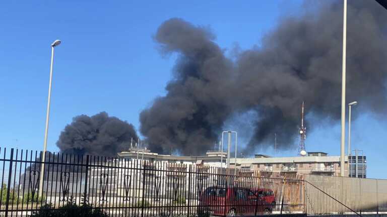 Modugno, incendio in un’azienda di recupero rifiuti: sindaco limita le attività all’aperto