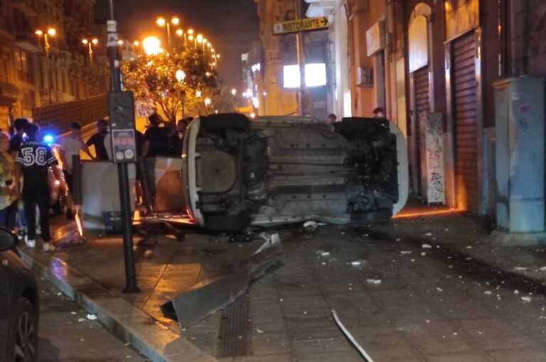 Bari, paura in corso Cavour: 500 si ribalta e travolge una pensilina della fermata del bus