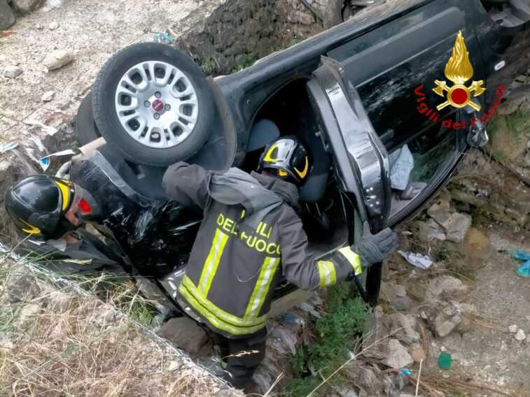Perde il controllo dell’auto e finisce fuori strada: un 41enne in ospedale a Matera