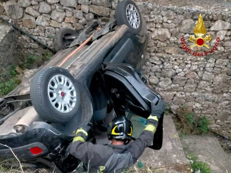 Galleria foto 'Perde il controllo dell’auto e finisce fuori strada: un 41enne in ospedale a Matera' - foto 1