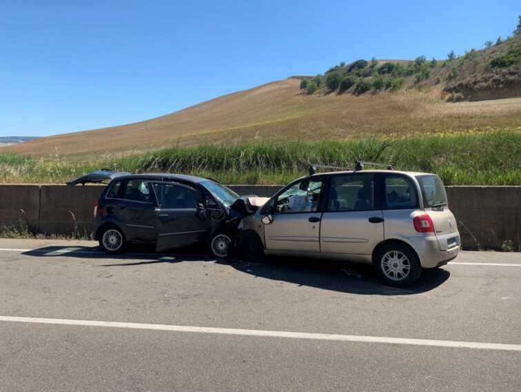 Coniugi morti in un frontale tra due auto a Pomarico: aperta un’indagine per omicidio stradale