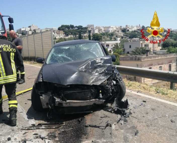Galleria foto 'Frontale tra due auto a Cisternino: feriti i conducenti, una donna incastrata tra le lamiere' - foto 2